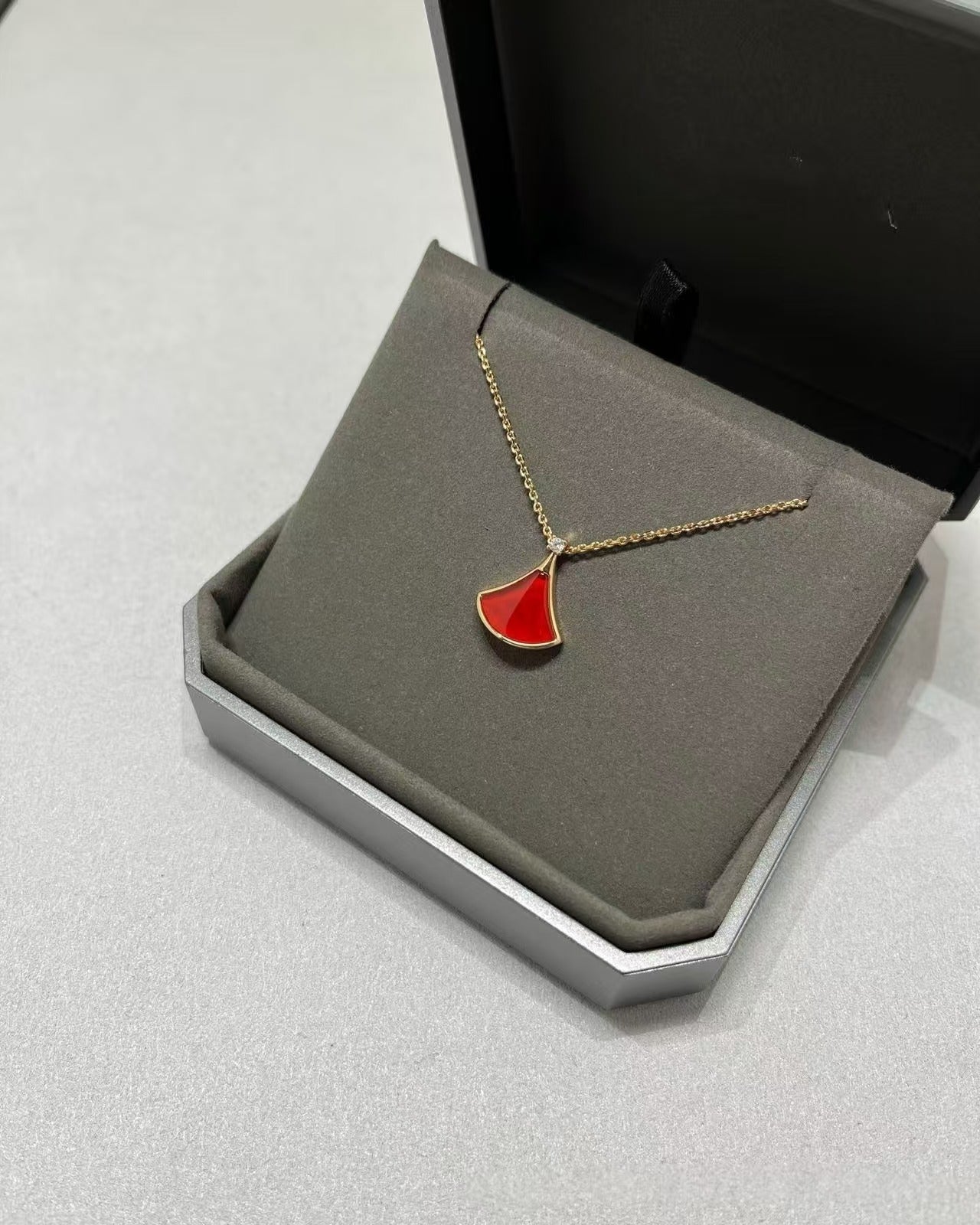 Version Fan-shaped Fritillary Female Rose Gold Necklaces