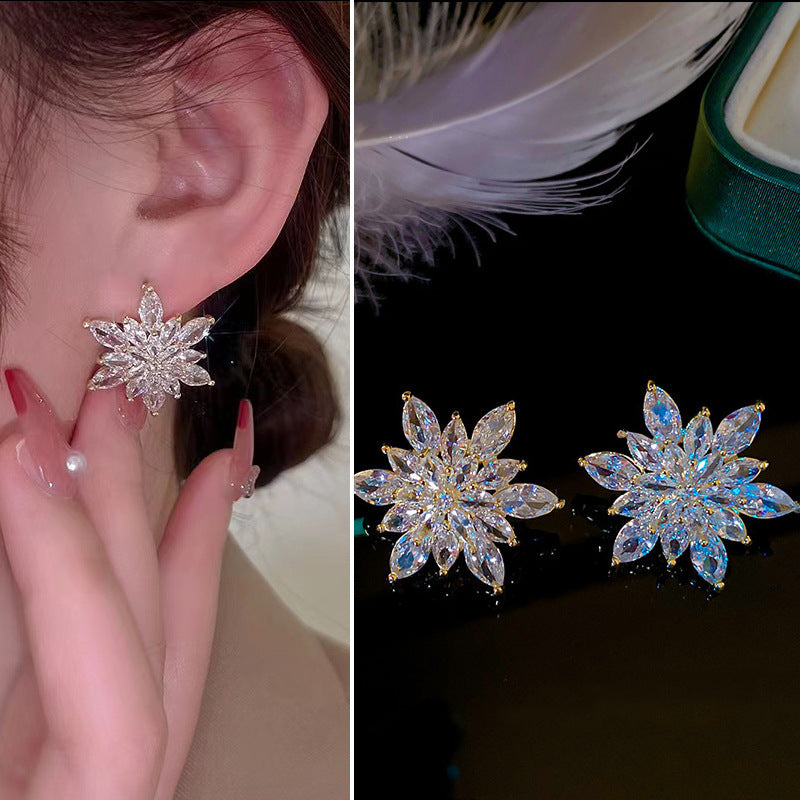 Women's Sier Needle Fresh Flower For Light Luxury Minority High-grade Pearl Stud Earrings