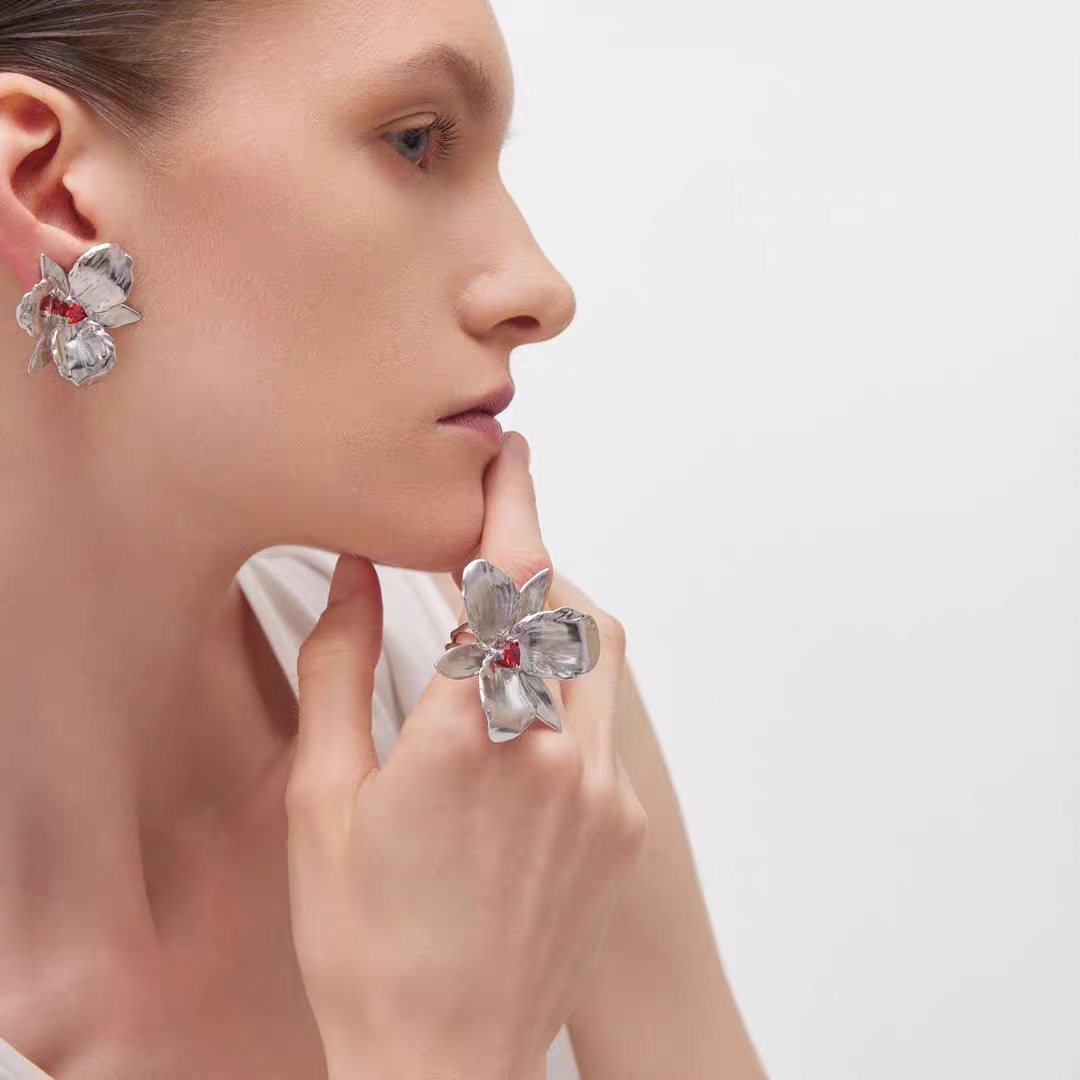 Women's Retro High Sense Simple Niche Design Flower Stud Earrings
