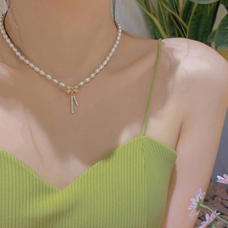 Women's Korean Style Vintage High-grade Pearl Design Clavicle Necklaces