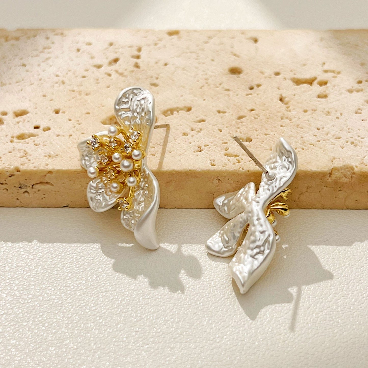High-grade Metal Flower Fashionable Design Light Earrings