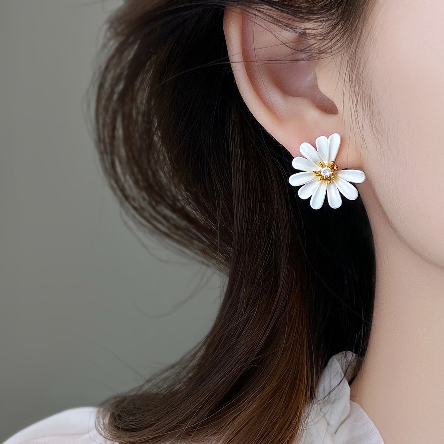 Super Beautiful White Flower Summer High-grade Female Stud Earrings