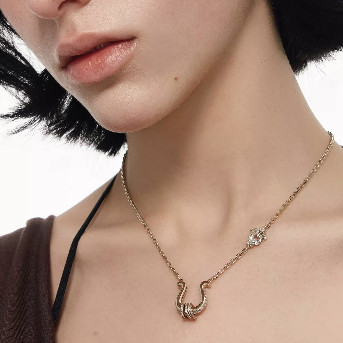 Simple Vachette Clasp Diamond Inlaid Clavicle Chain Necklace