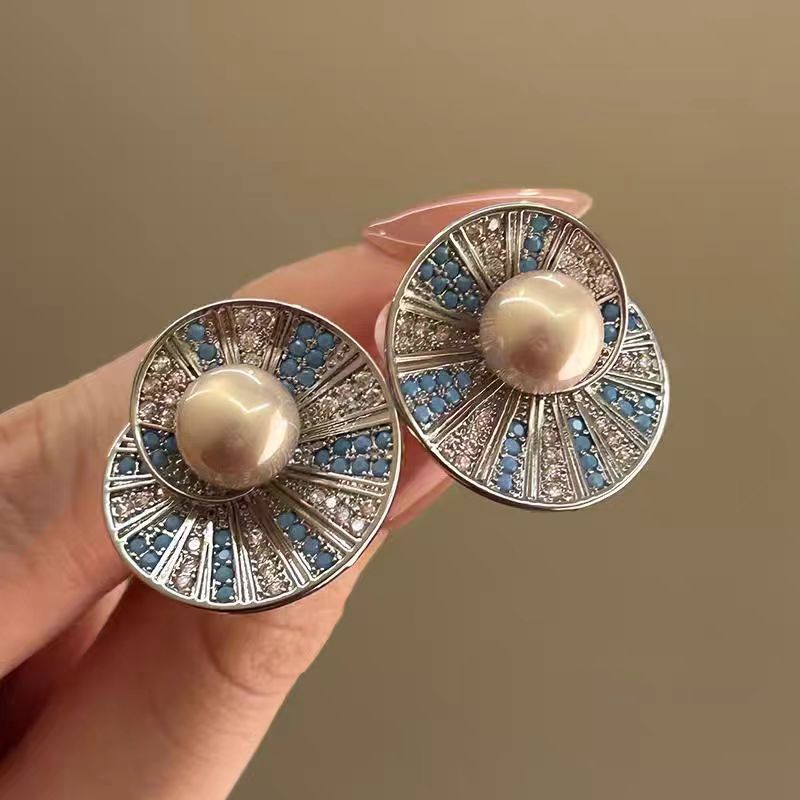 Women's Retro High-grade Full-jeweled Shell Pearl Design Stud Earrings