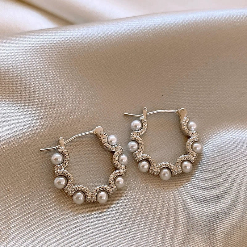 Circle Pearl Design Light Luxury High-grade Female Personality Earrings