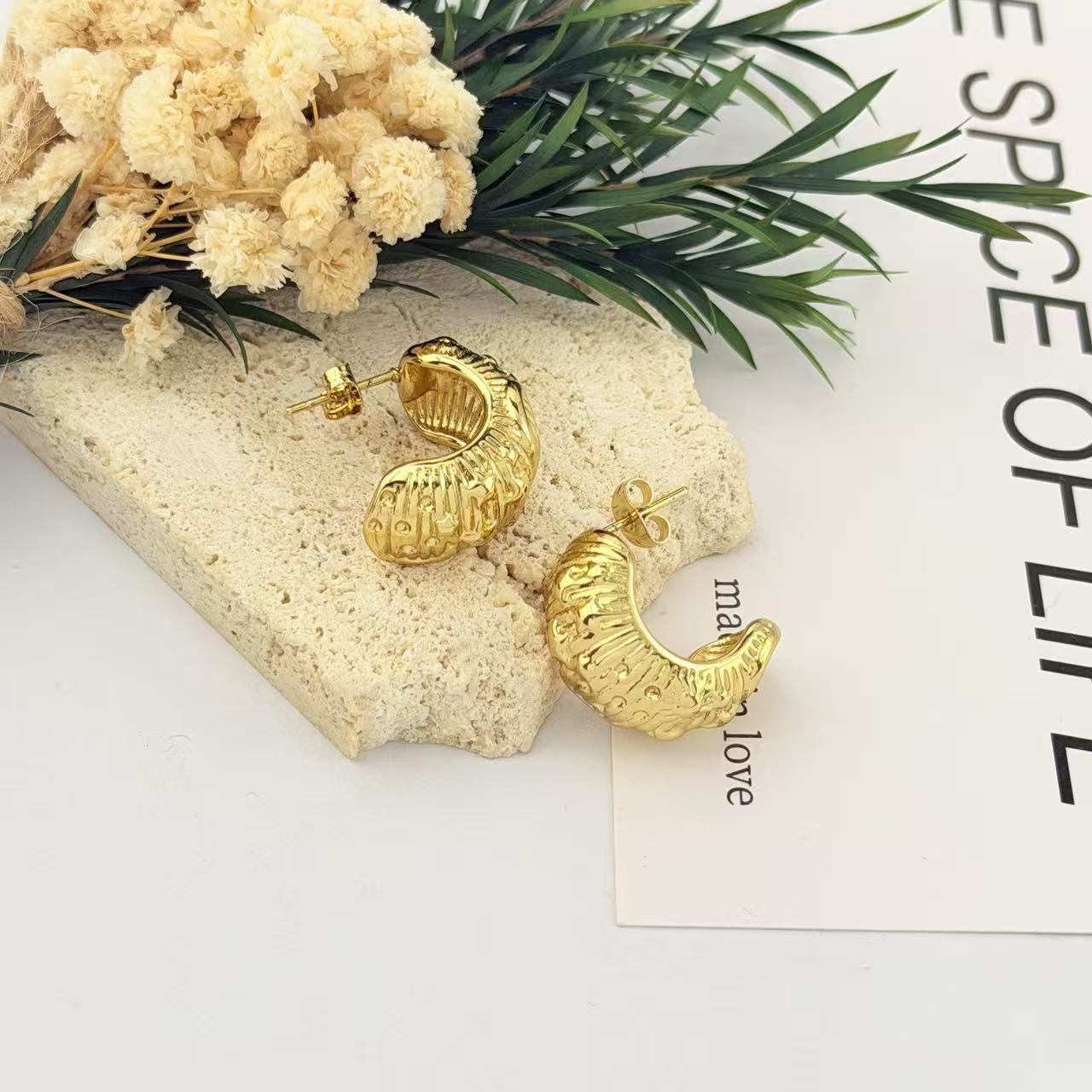 Twist Pleated Design Shaped Fashion Commuter Style Simple Versatile Elegant Earrings