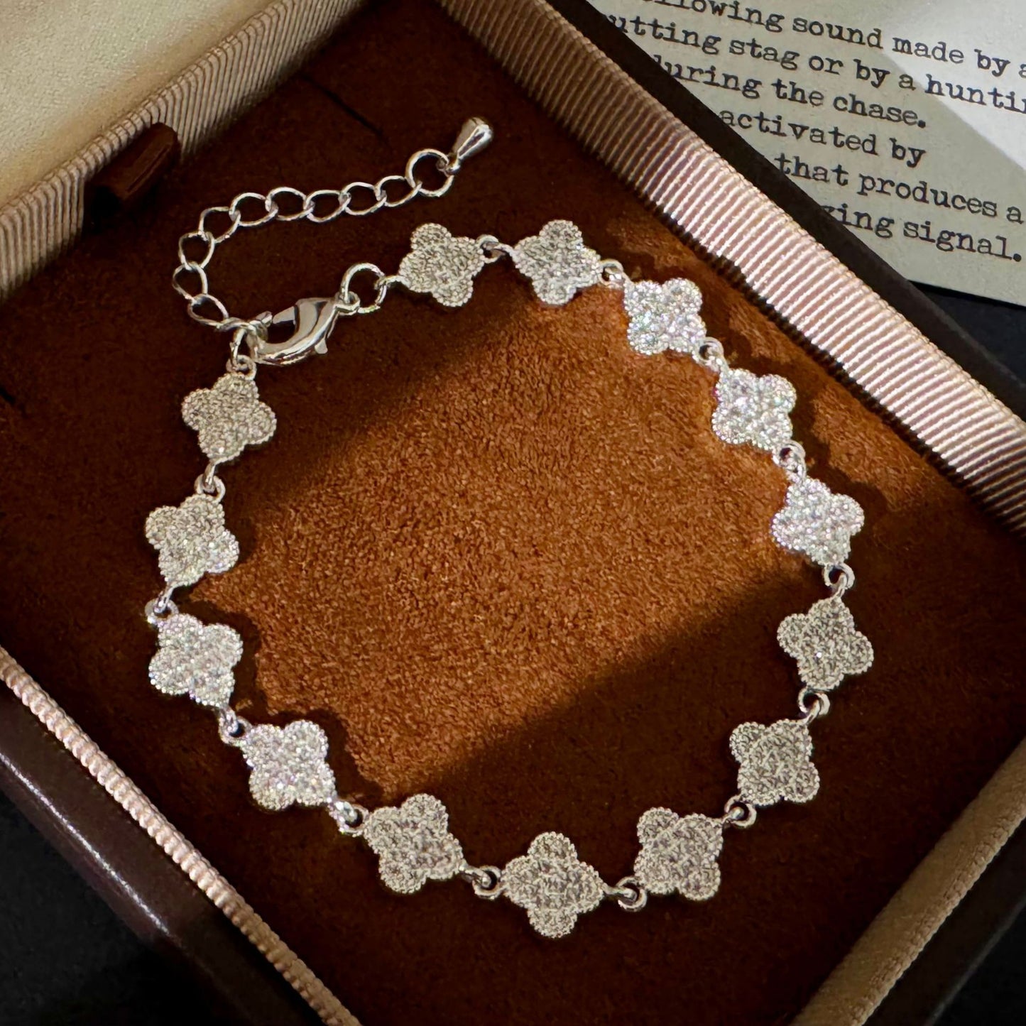 Women's Inlay Fritillary Four-leaf Flower Pull-out Light Luxury High-grade Bracelets