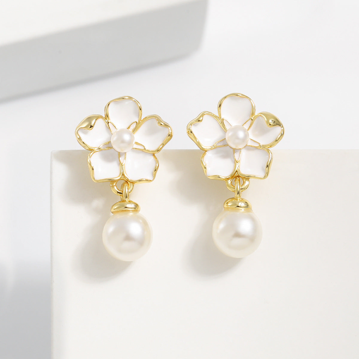 Floras Pearl Exclusive Guardian Flower God Light Luxury Minority Design Earrings