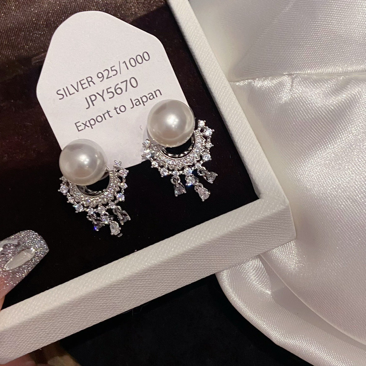 Women's Pearl Flower Fashionable High-grade French Entry Earrings