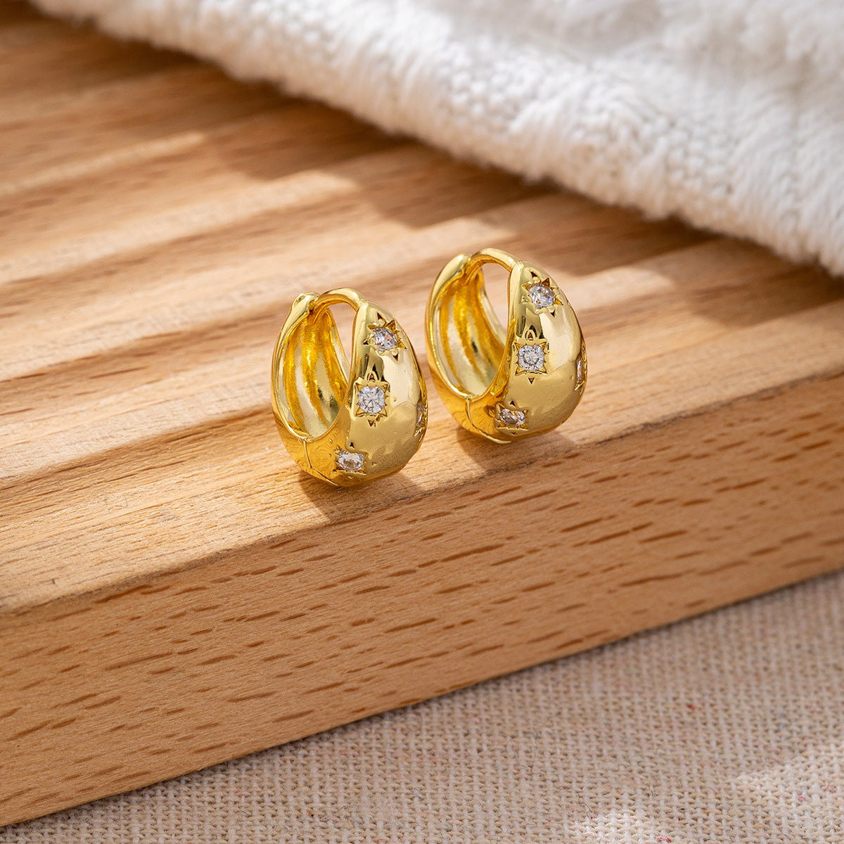 Classic Style Gold-plated Clover Clip High-grade Zircon Ear Buckle