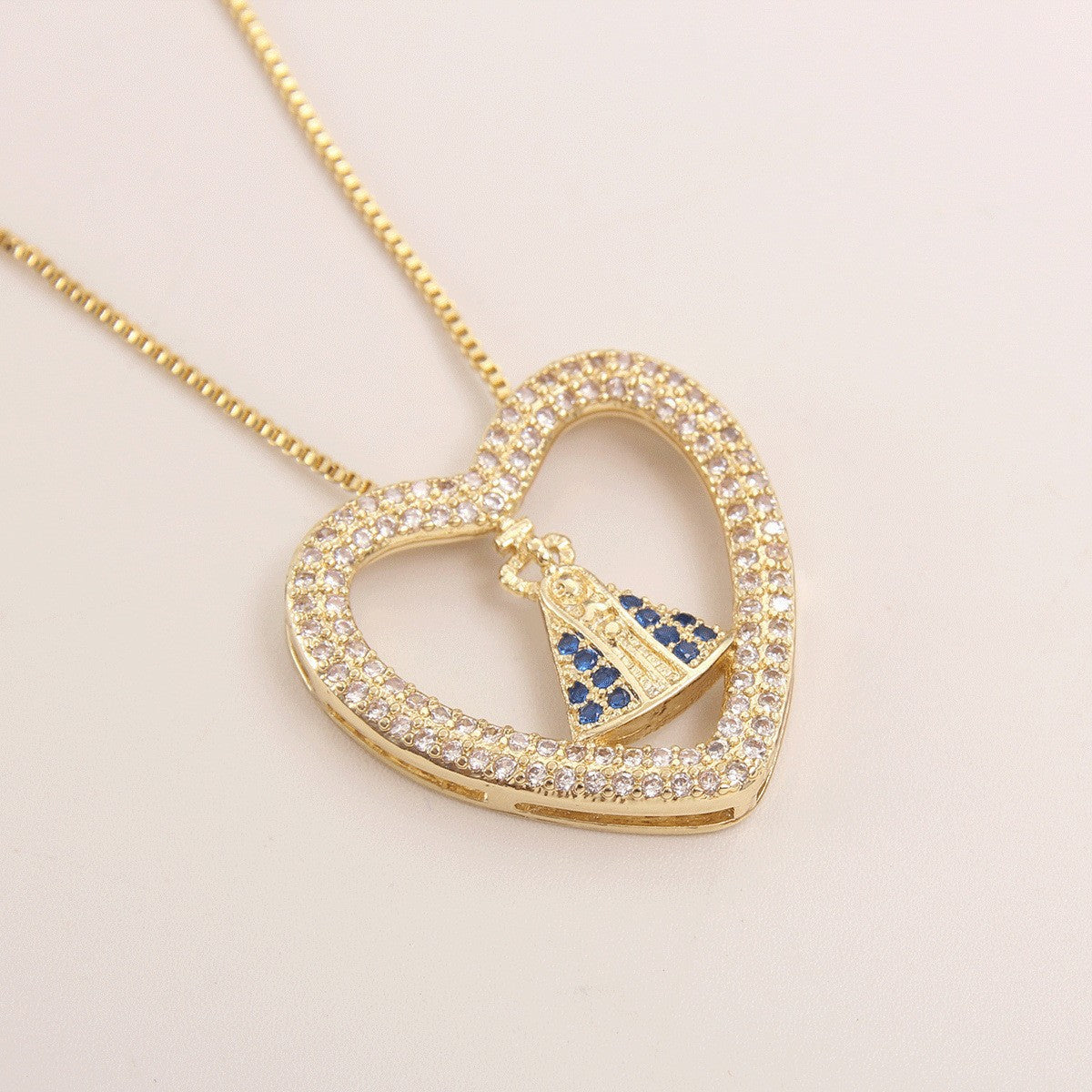 Fashionable Golden Hollow Gold Inlaid Zircon Lace Necklace
