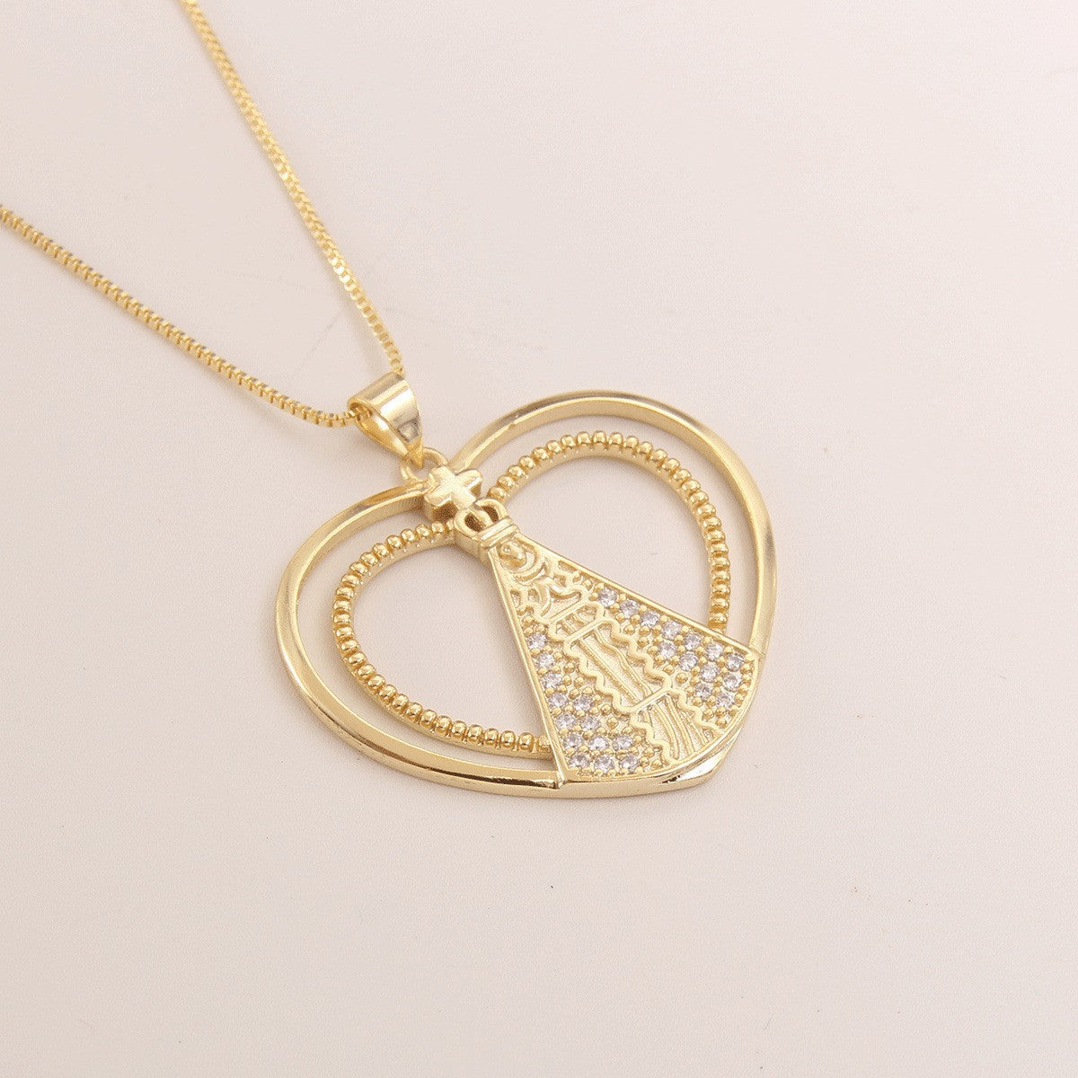 Fashionable Golden Hollow Gold Inlaid Zircon Lace Necklace