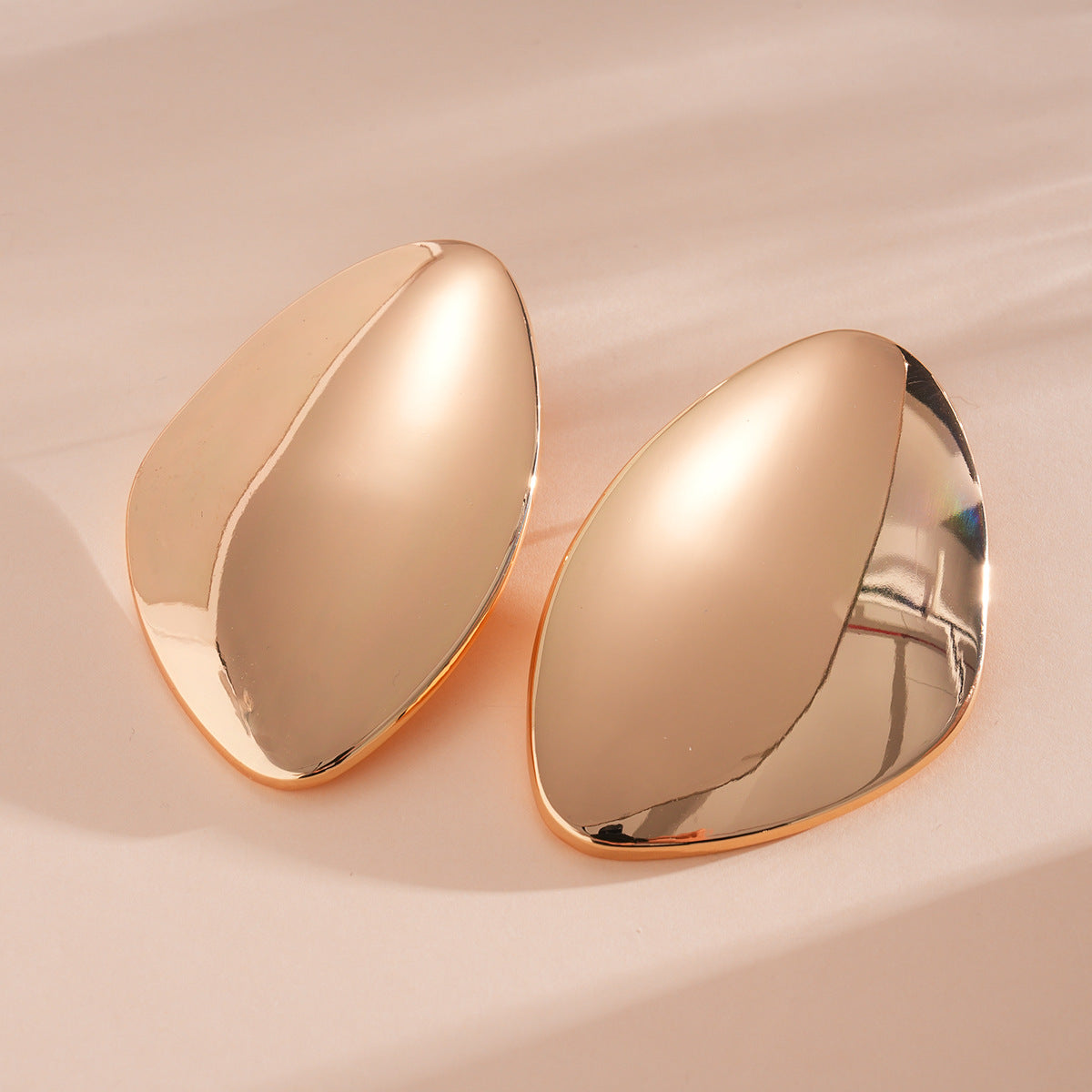 Geometric Cut Heart-shaped Oval Irregular Design Versatile Light Stud Earrings