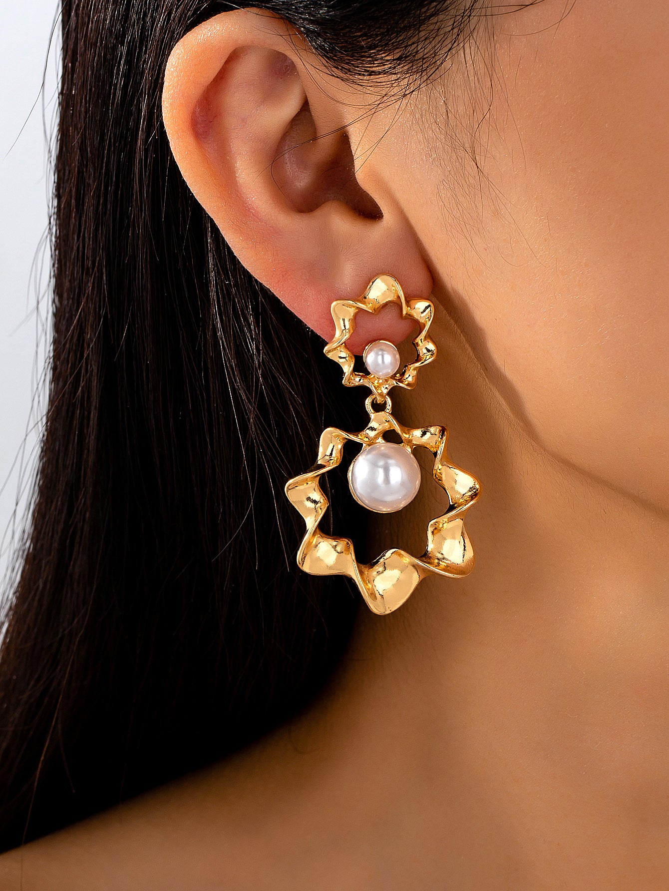 Style Retro Pleated Metal Wave Pearl Affordable Luxury Fashion Temperament Earrings