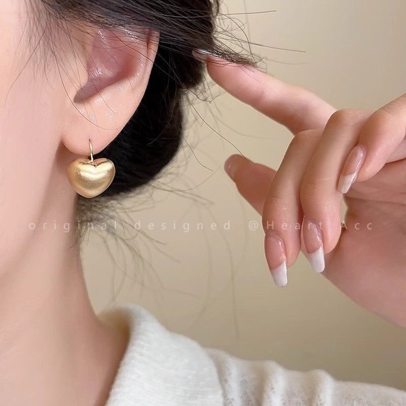 Women's Small Simple Hollow Pearl High-grade Refined Stud Earrings