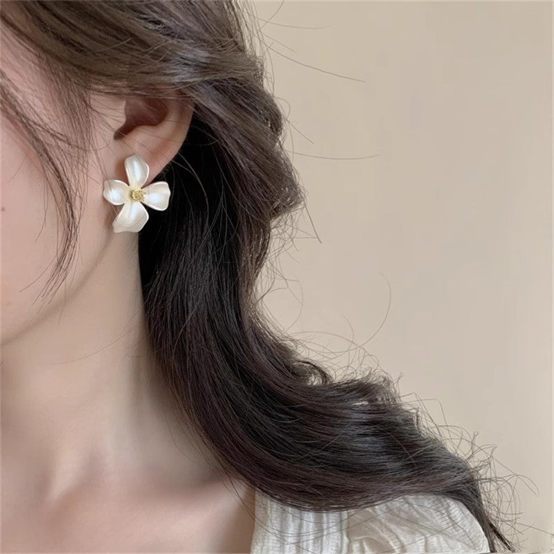 Simple Light Luxury Flower Super Petals Stud Earrings