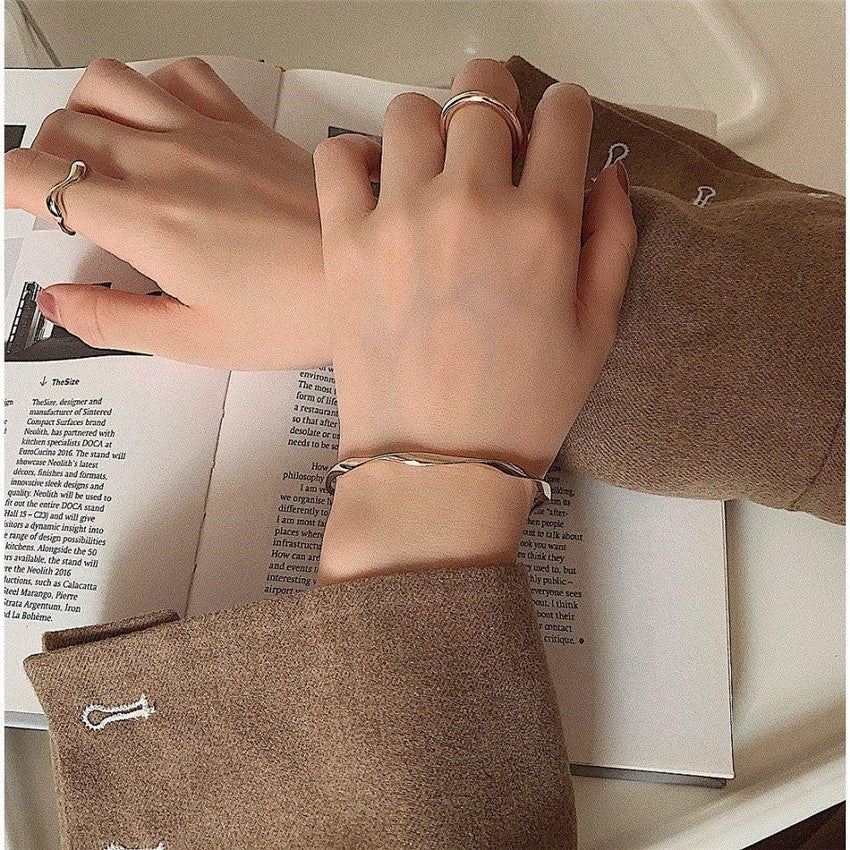 Women's Twisted Simple Fashion High-grade Trendy Design Girlfriends Cold Bracelets