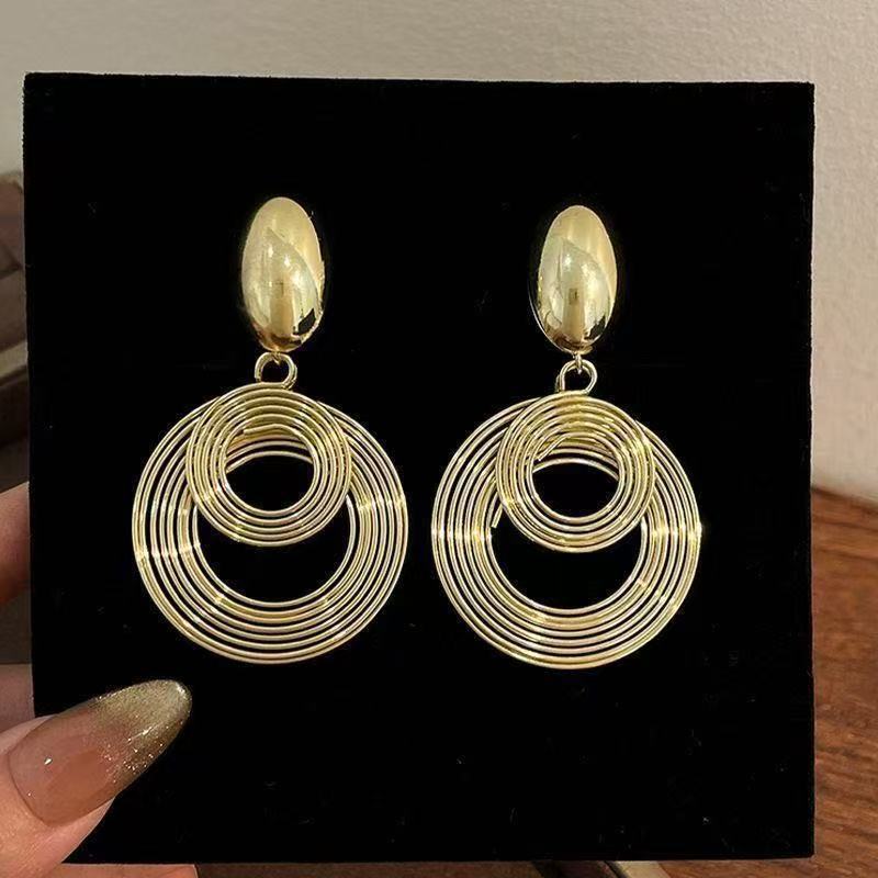 Women's Exaggerated Geometry Metal Circle Tassel Light Luxury High-grade Elegant Ear Earrings