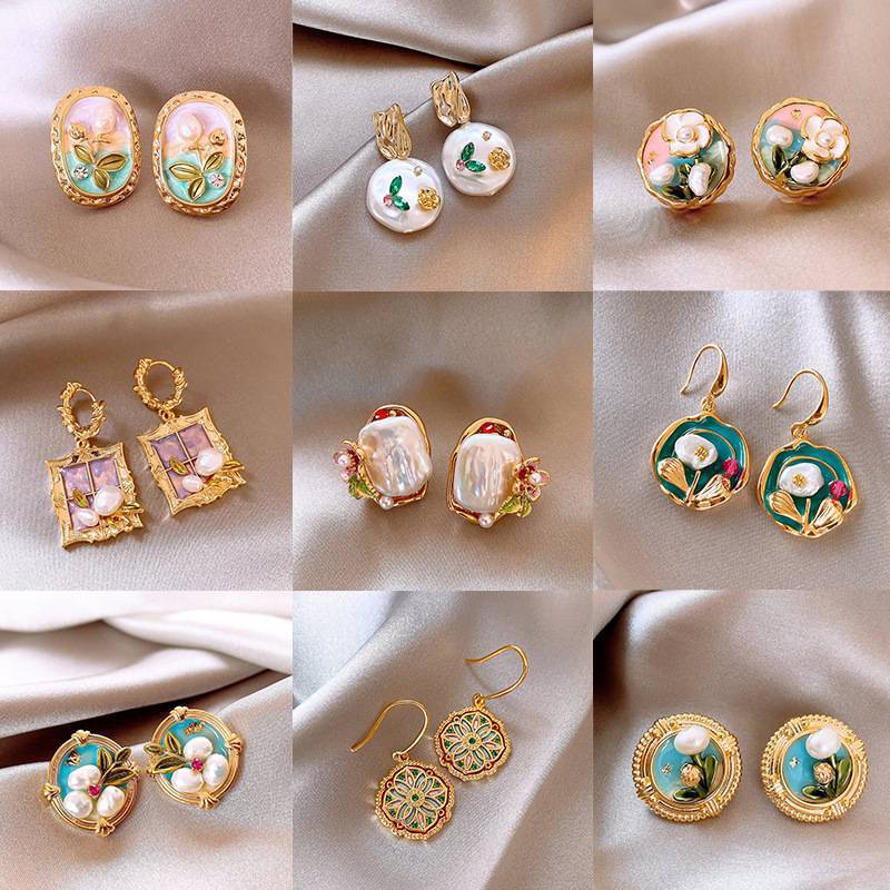 Retro Green Oil Painting Ancient Style Flower Light Luxury Palace Stud Earrings