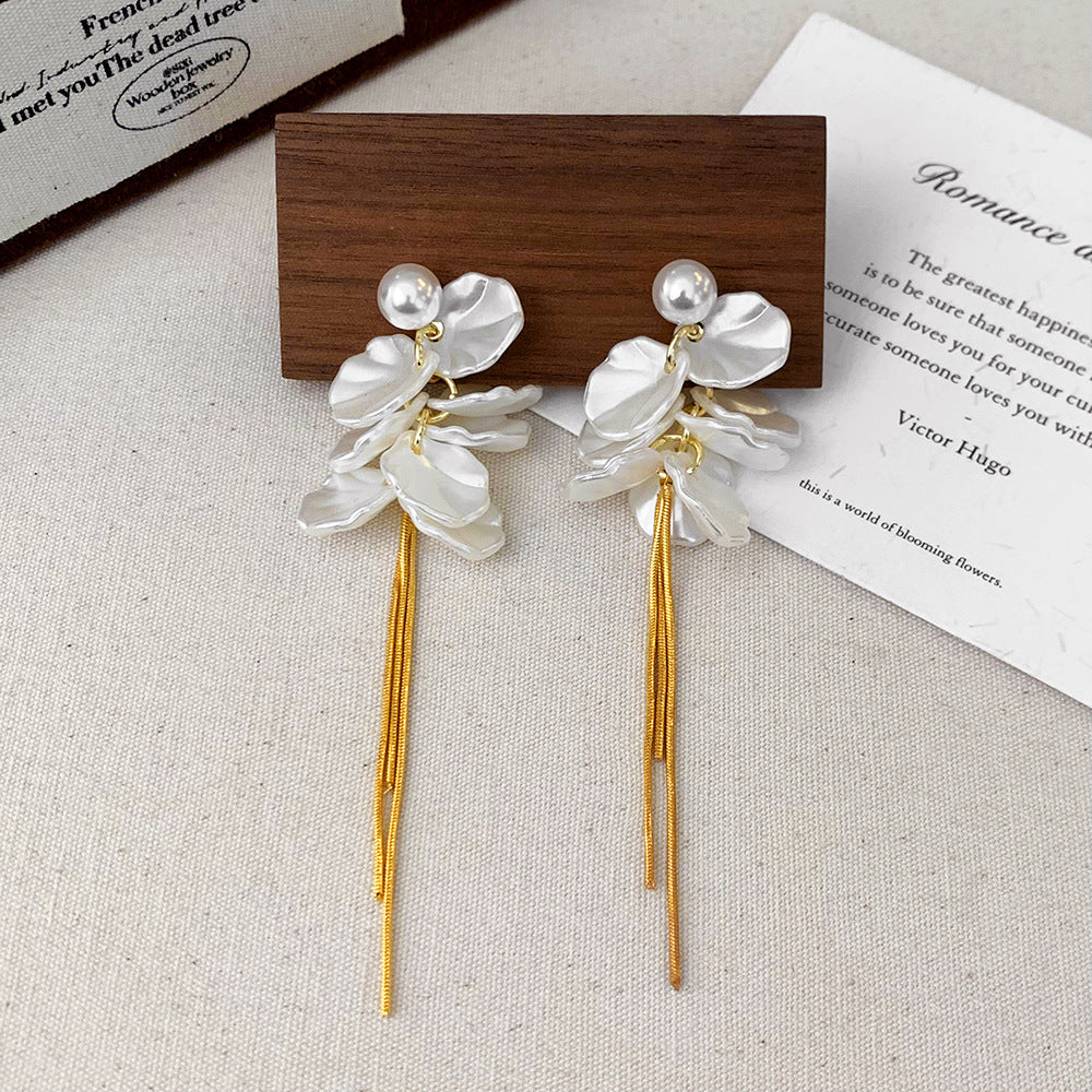 Women's High-grade Bright Pearl Petal Fringe Simple Graceful Fashionable Rings