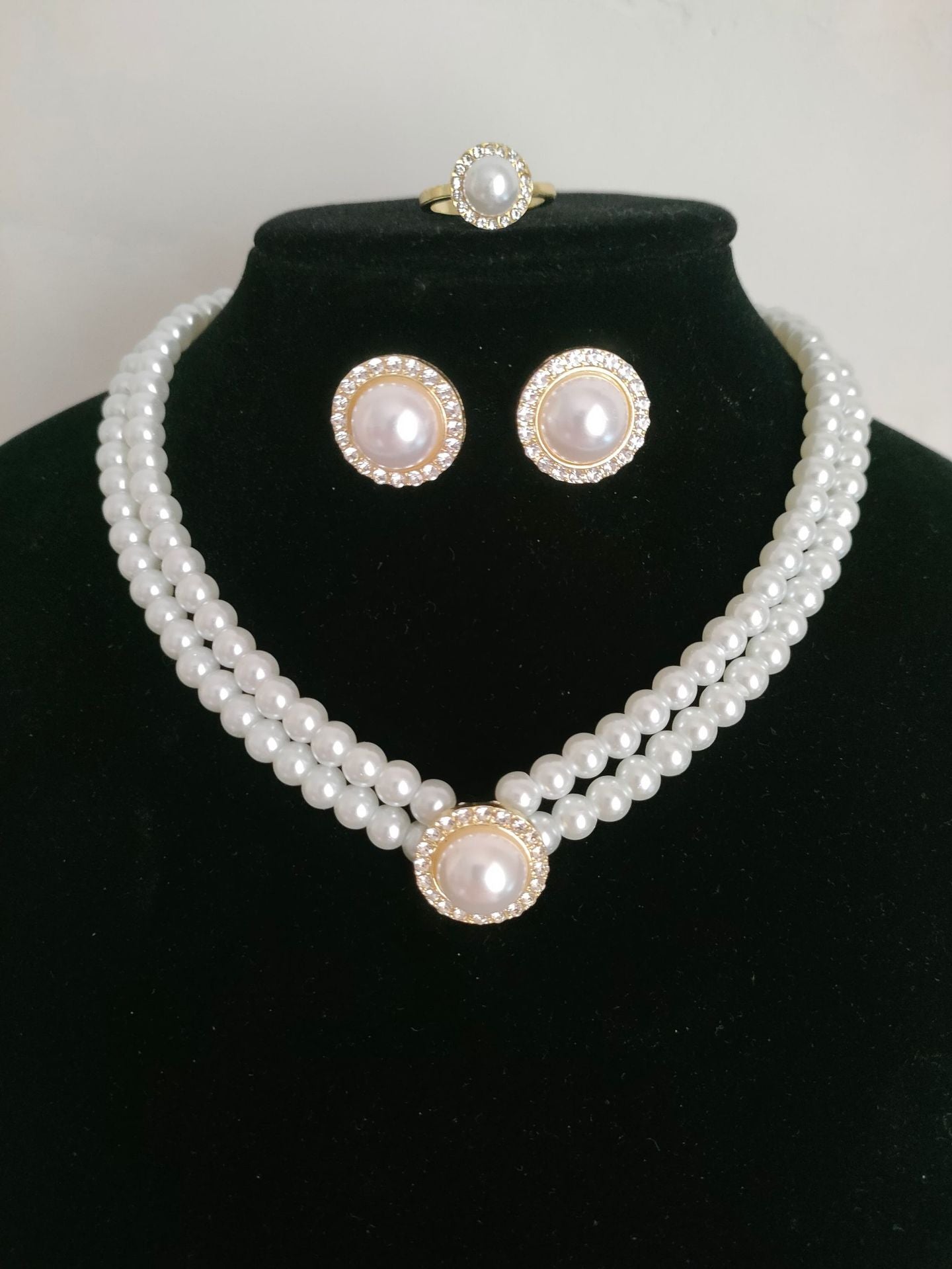 Women's Elegant Retro Pearl Temperament Wild French Style Short Clavicle Necklace