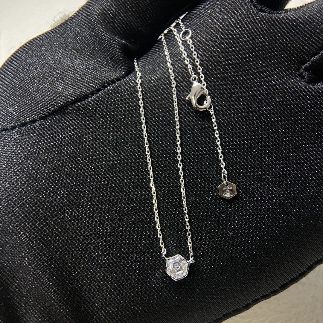 Hexagonal Honeycomb Zircon High-grade Design V Gold Single Diamond Clavicle Pendants