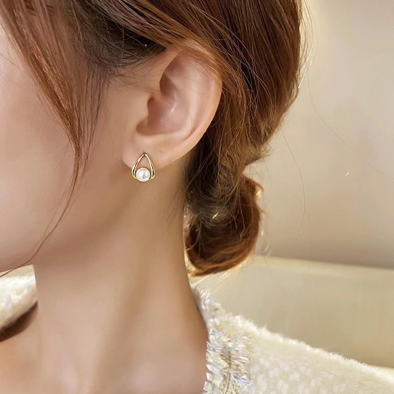 High-grade Retro Baroque Good-looking Pearl Niche Winter Earrings