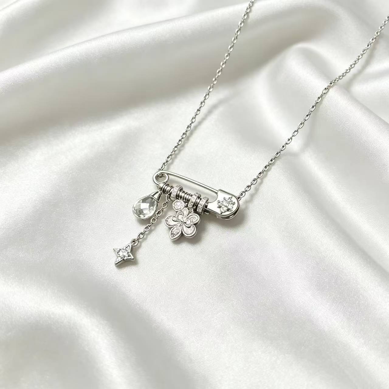 Flower-de-luce Asterism Pin Light Luxury Sense Clavicle Necklaces