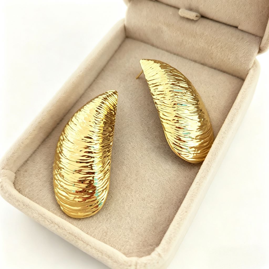 Women's Gold Shell Pattern Light Luxury Thread Curved Earrings