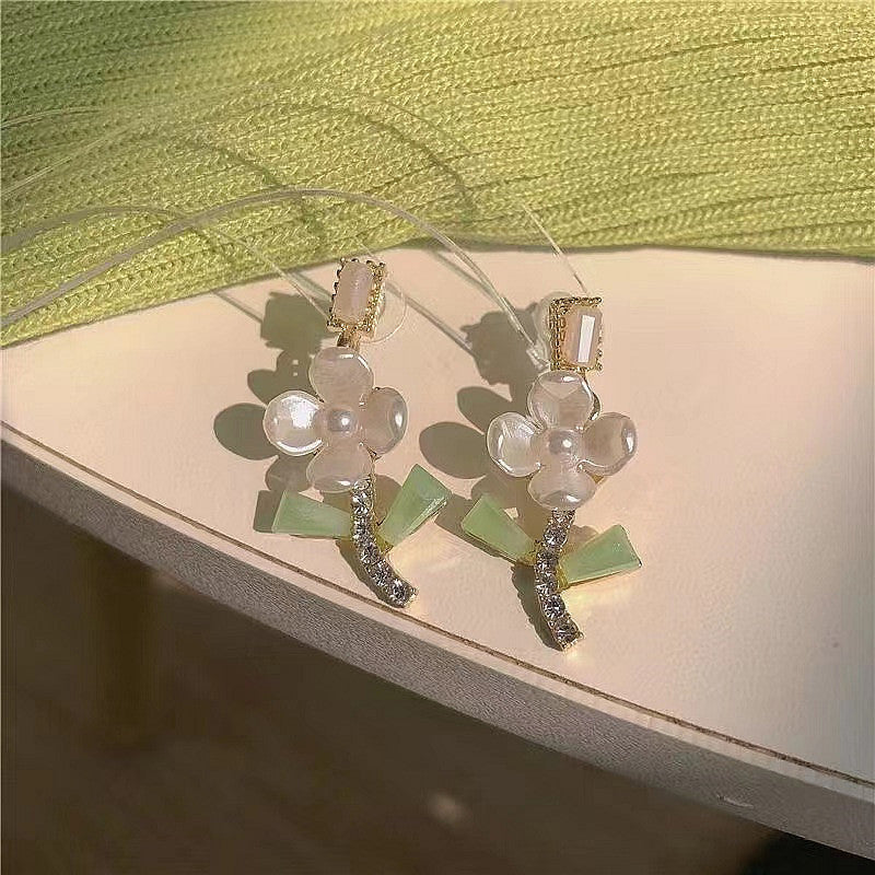 Women's Luxury Fashion Sweet Flower Temperament Wild Delicate Earrings