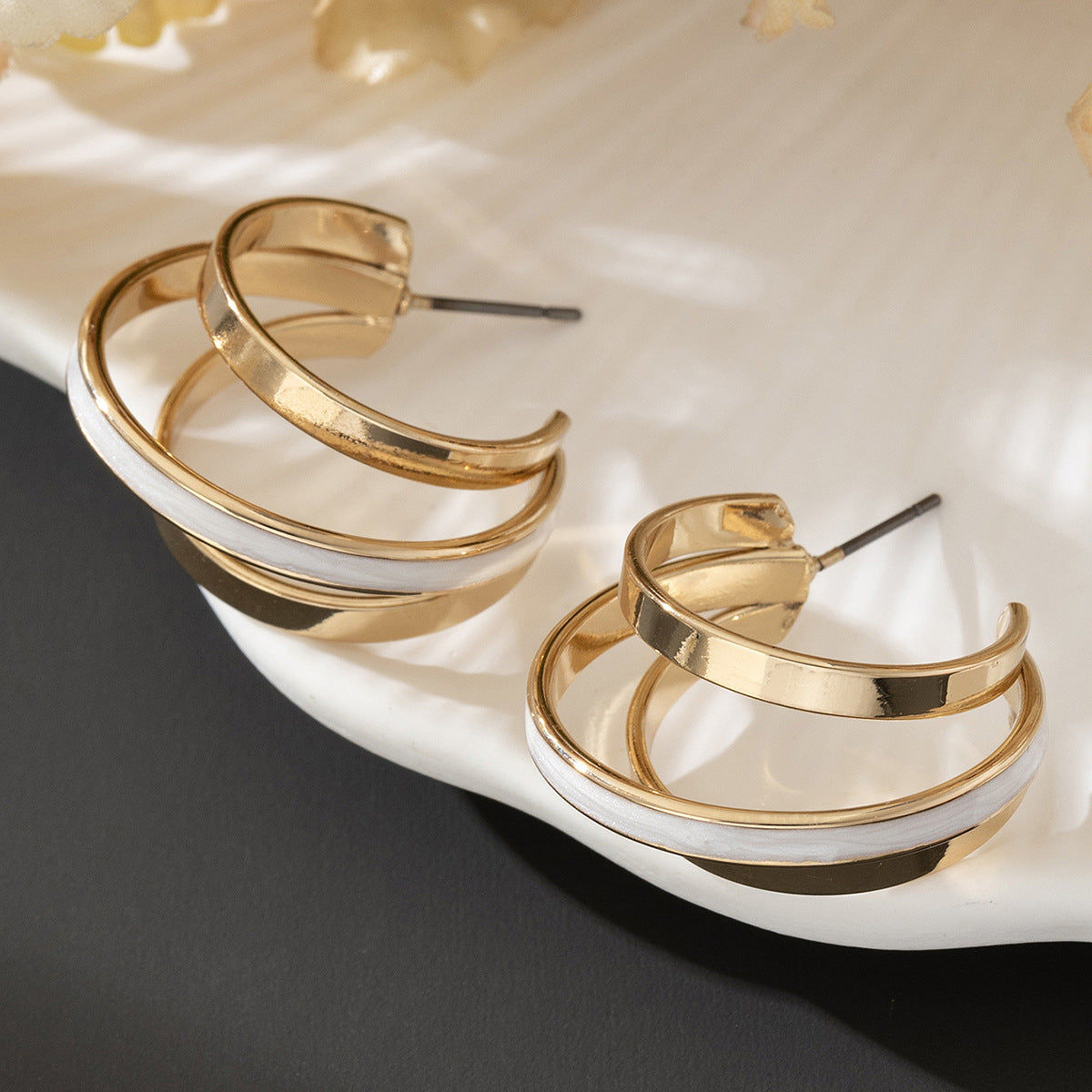 Women's Simple Geometric Shaped Diamond Retro Metal Stud Earrings