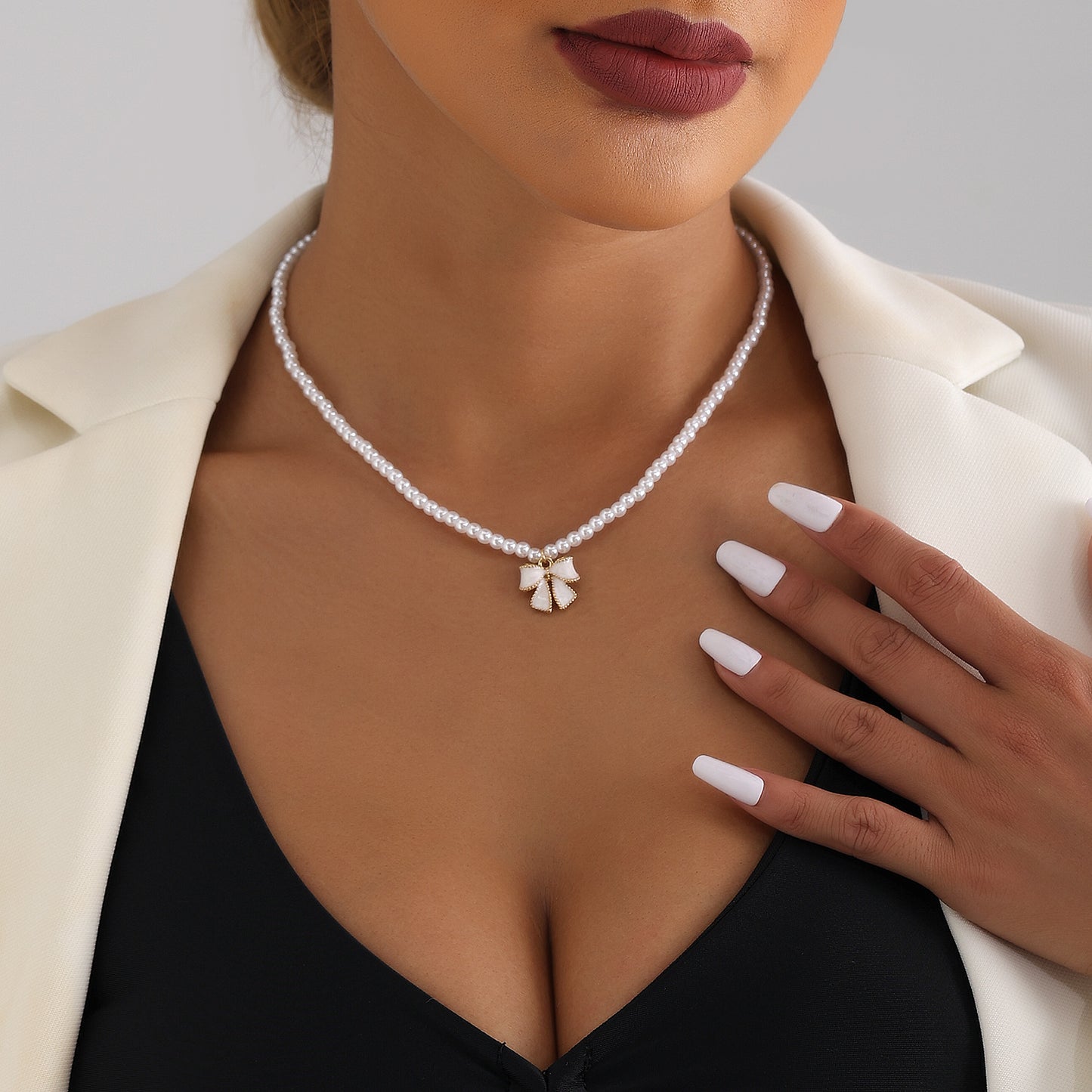Women's Soft Bow Clavicle Chain Commuter Imitation Pearl Short Necklaces