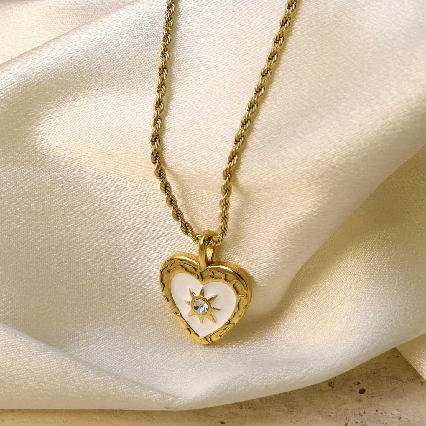 Women's Vintage Fritillary Titanium Light Luxury Minority High-grade Necklaces