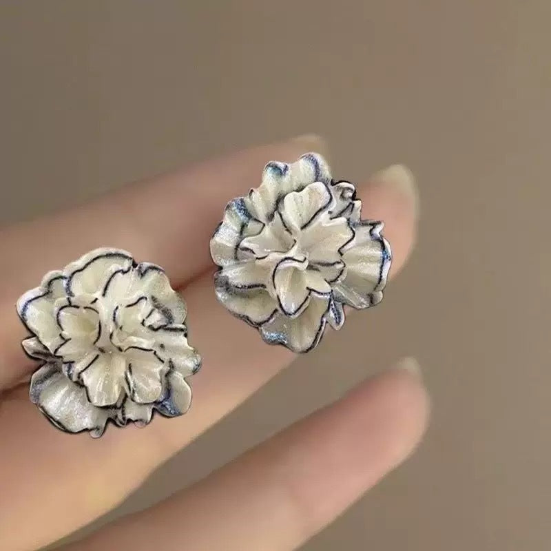 French Elegant Three-dimensional Flower Female Niche Unique Design Temperament Personality Earrings