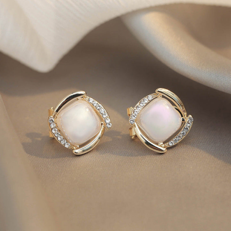 Women's Pearl French Minority Retro Affordable Luxury Stud Earrings