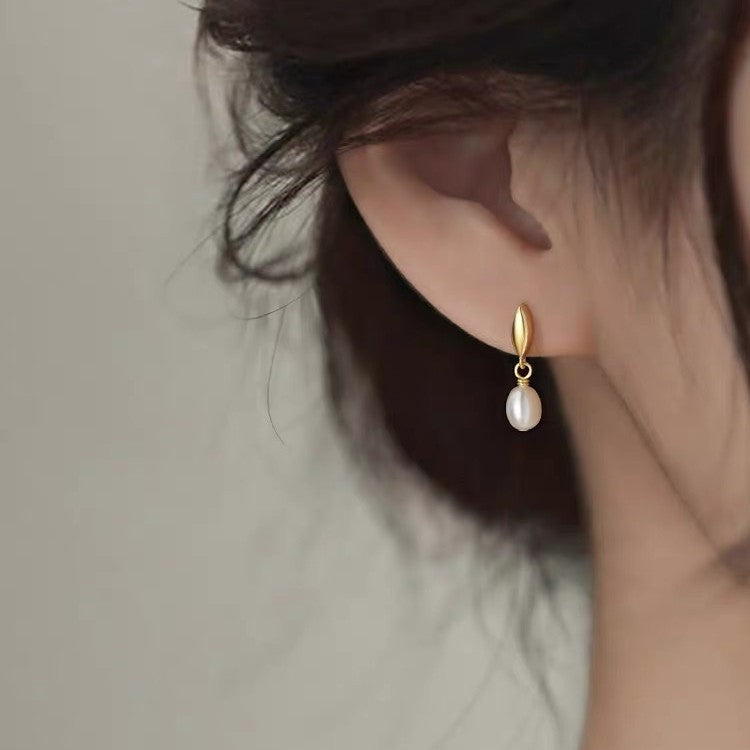 Women's Small Simple Hollow Pearl High-grade Refined Stud Earrings
