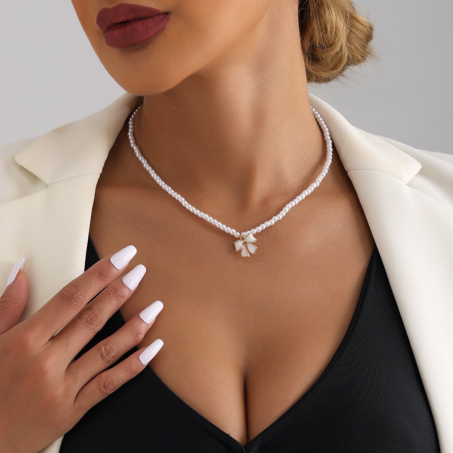Women's Soft Bow Clavicle Chain Commuter Imitation Pearl Short Necklaces