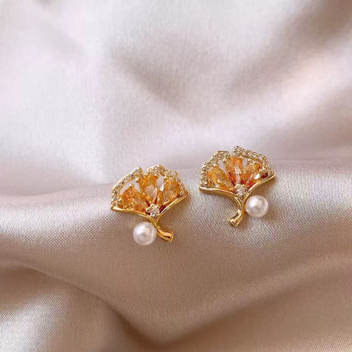 Women's Luxury Retro Fan-shaped Zircon High-grade Green Pearl Design Rings