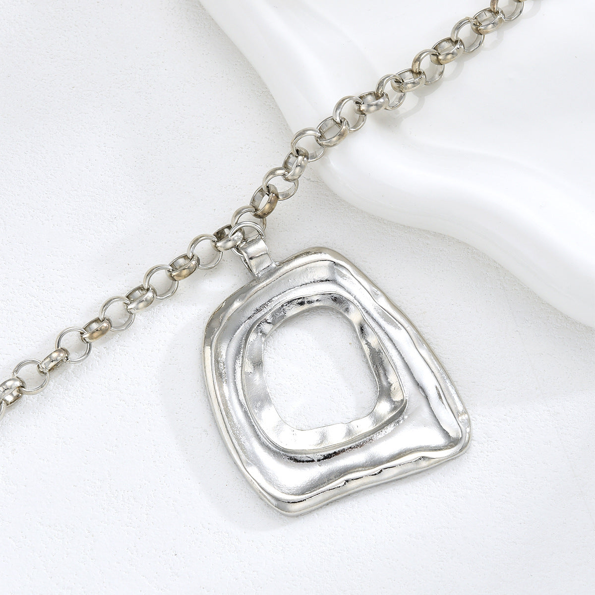 Design Irregular Geometric Exaggerated Single Bar Around Two Circles Necklace
