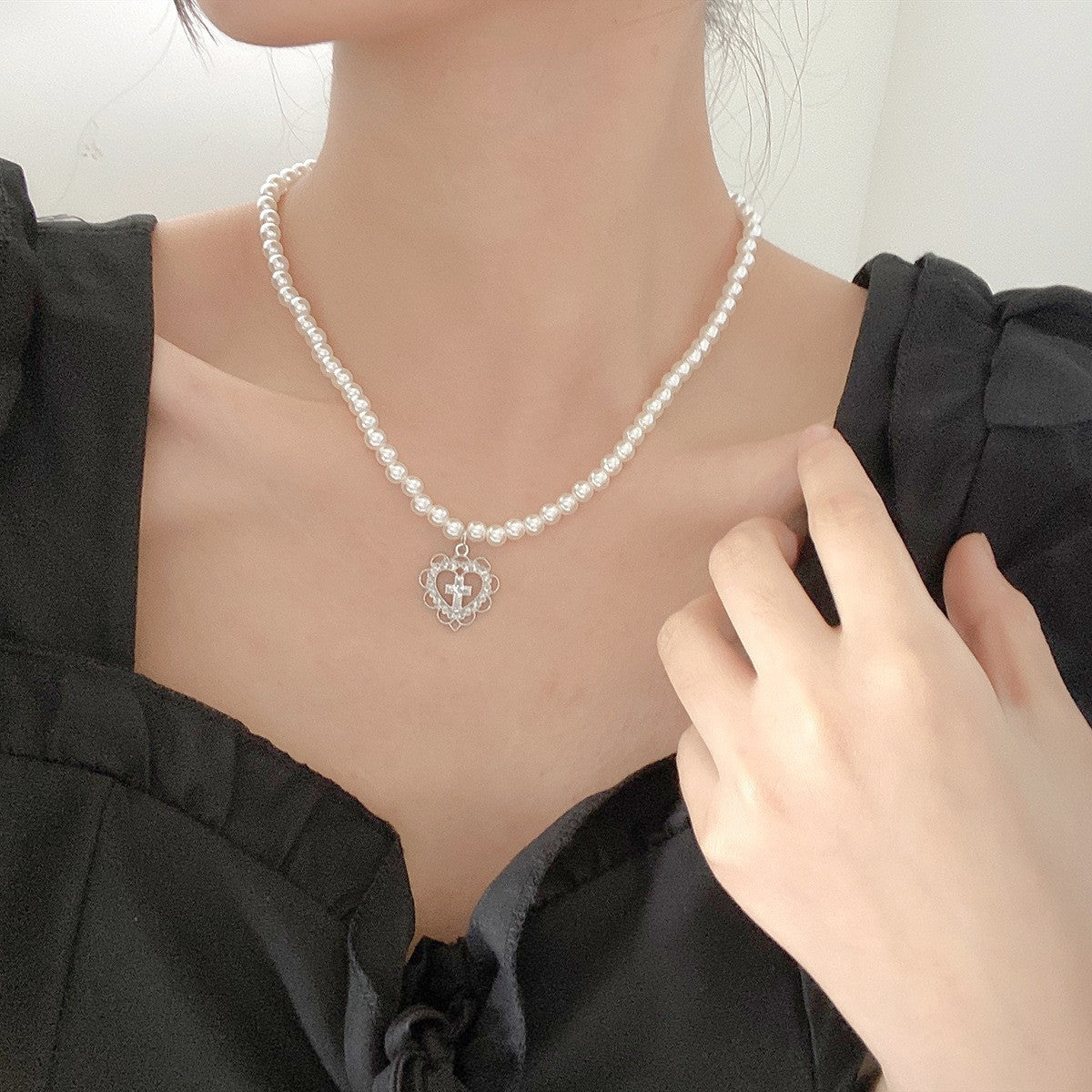 Women's Korean Style Vintage High-grade Pearl Design Clavicle Necklaces