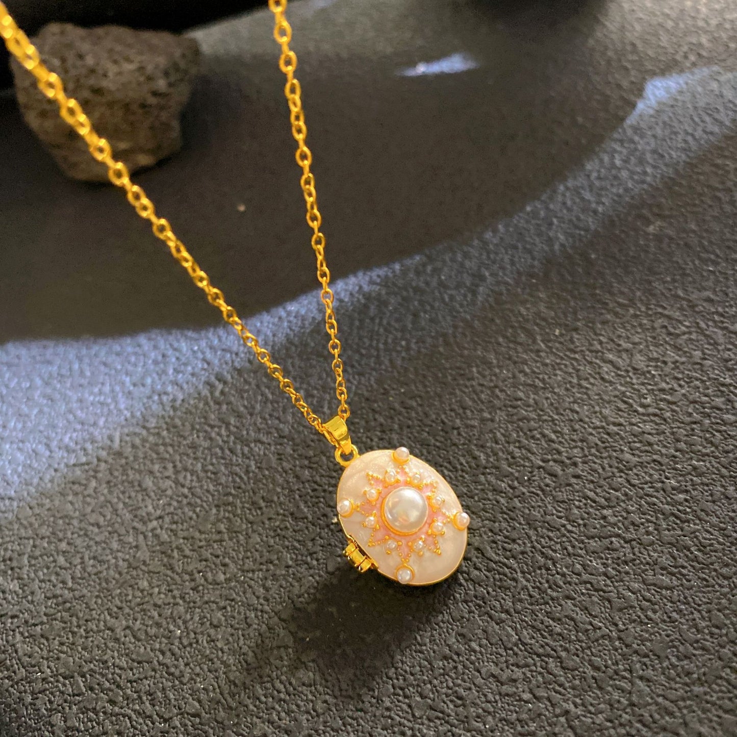 Women's Drip Glazed Box Fashion Shell Pearls Light Luxury Clavicle Pendants