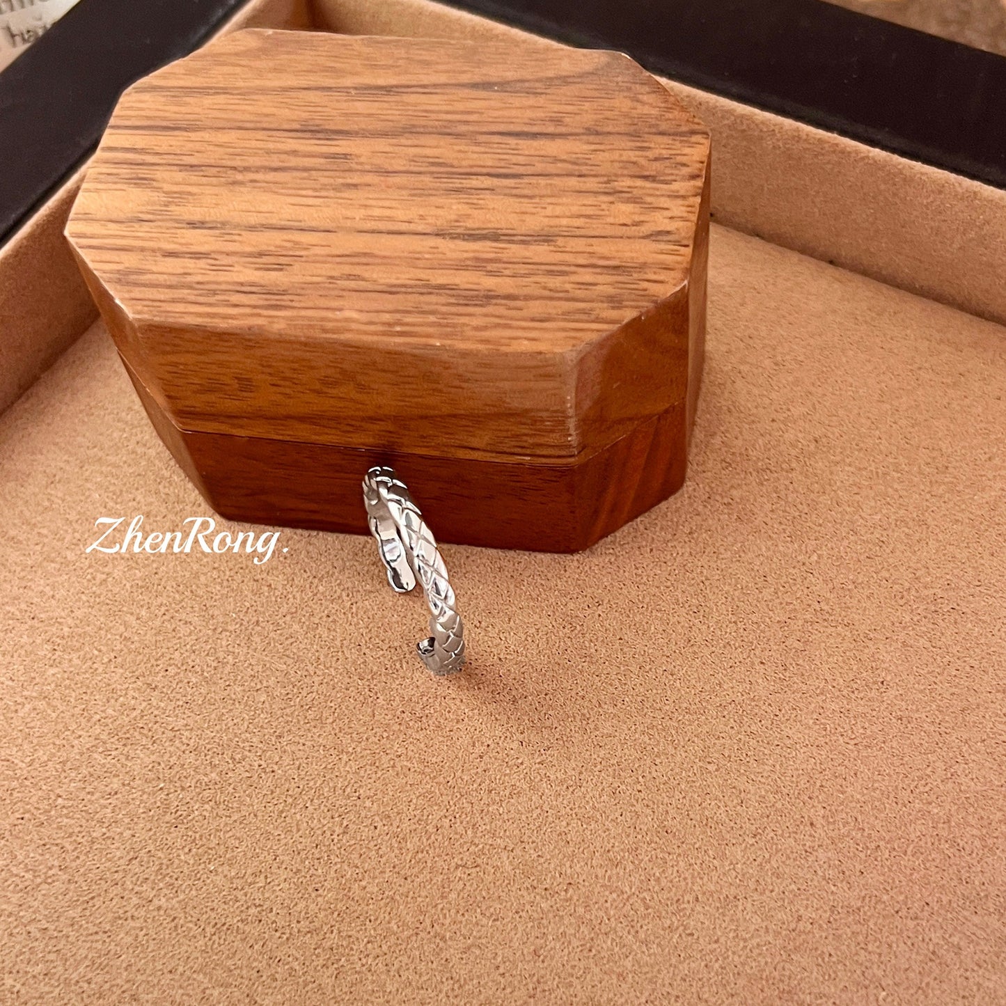 Classic Style Diamond Plaid Stacked Light Luxury Simplicity Wide Ring
