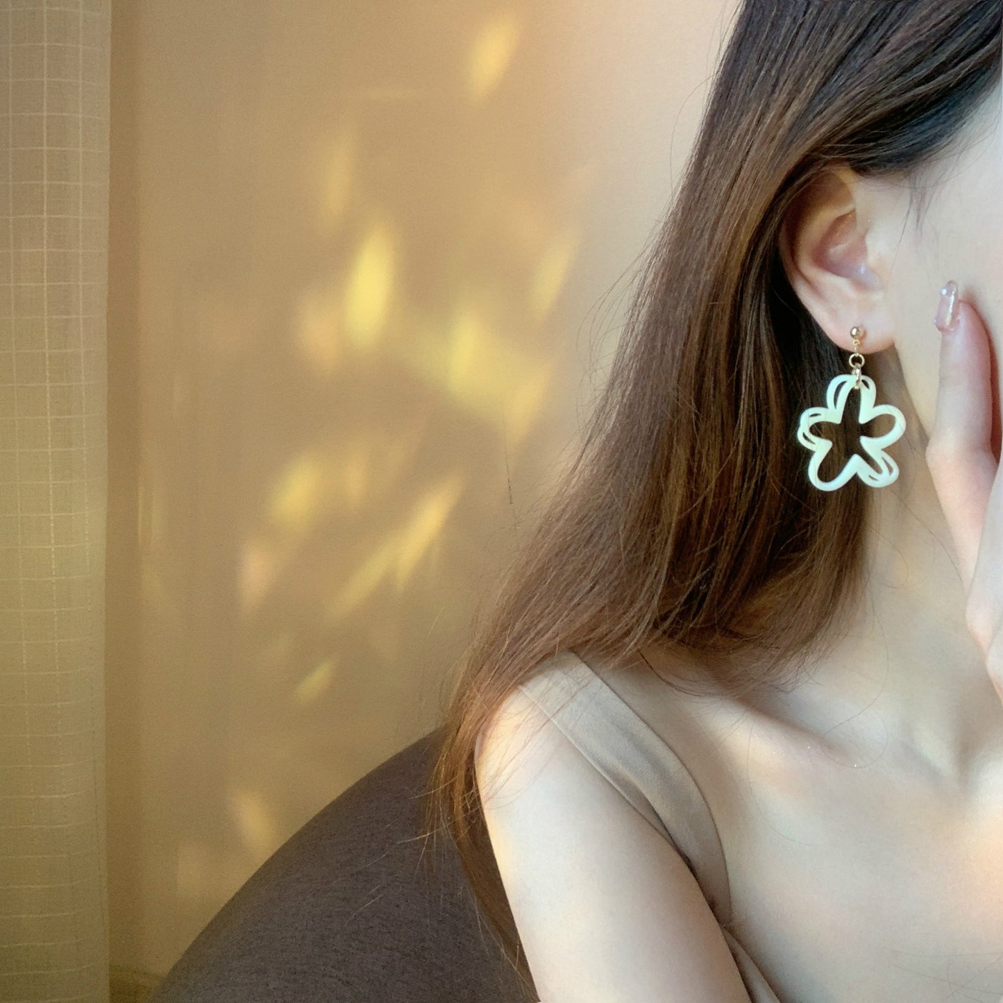 Swaying Sier Needle Slimming Dignified Hollow Acrylic Flower Retro Ear Rings