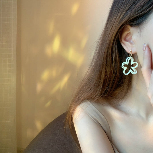 Swaying Sier Needle Slimming Dignified Hollow Acrylic Flower Retro Ear Rings