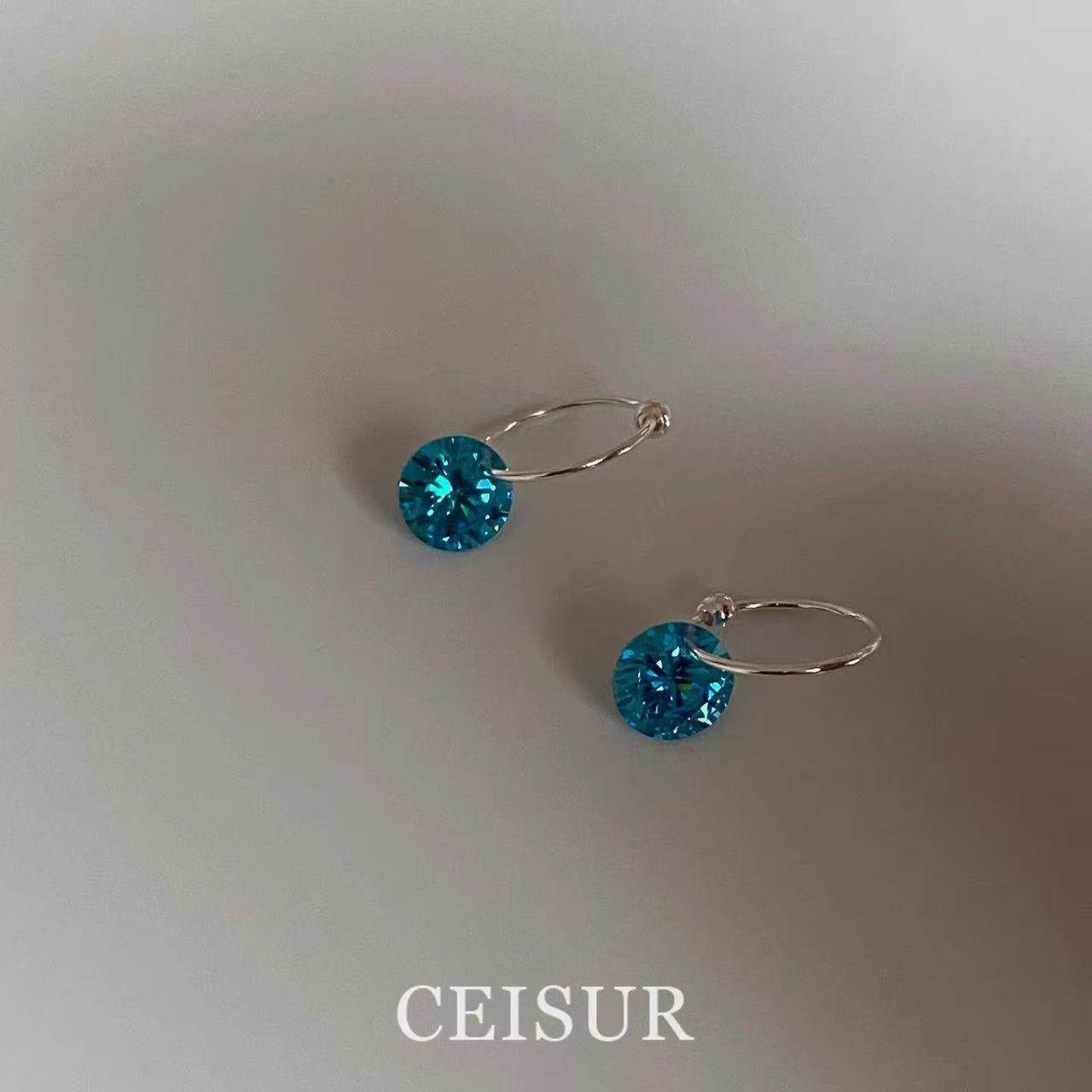 Women's Personality Cold Feeling Shiny Diamond Simple Design Earrings