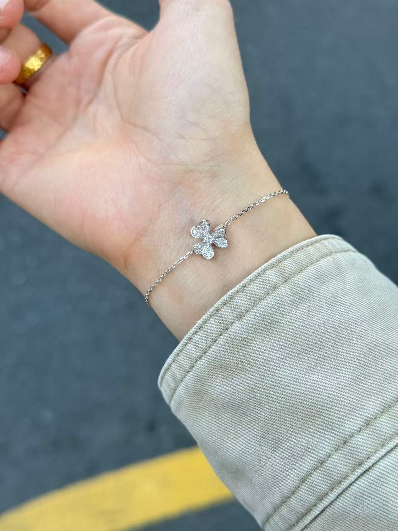 Women's Gold Single Flower Clover Petal Full Diamond Three Necklace