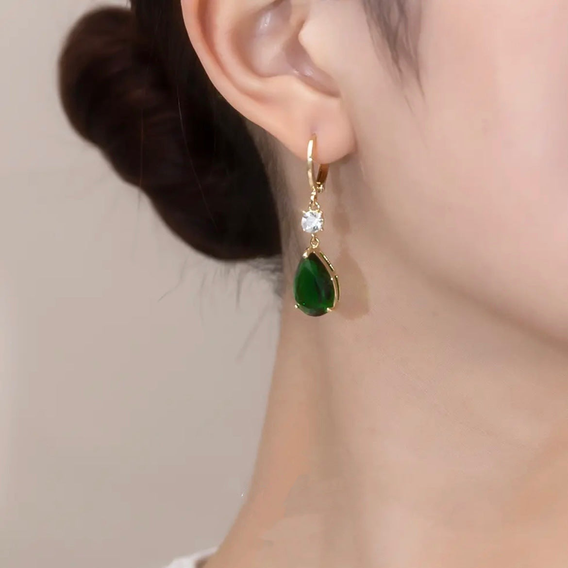Vintage Court Style Emerald Zircon Water Drop Light Luxury Minority Ear Buckle