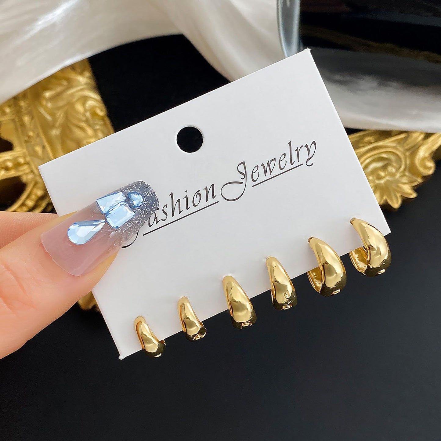 Women's Light Luxury High-grade Unique French Retro Glossy Clip Earrings