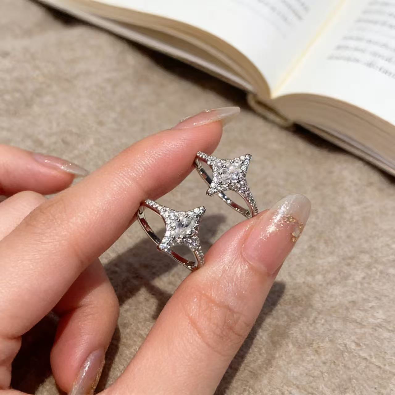 Women's Diamond Soil High-grade Light Luxury Earclip Unique Beautiful Delicate Ear Earrings
