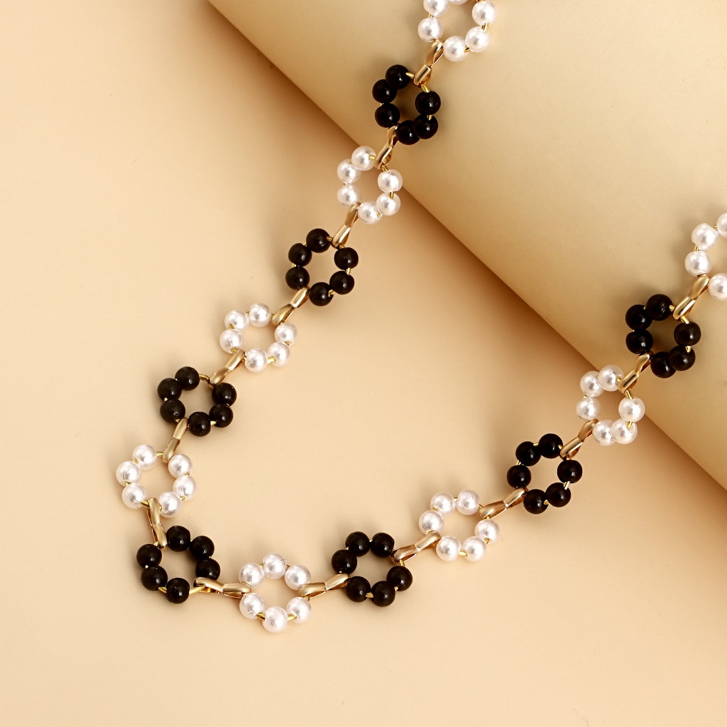 Women's White Gradient Little Daisy Imitation Pearl Beach Style Necklaces